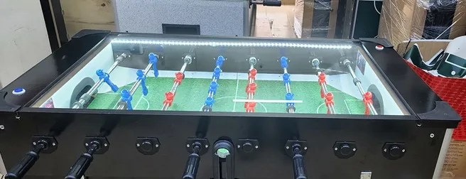 Siyah gövdeli ticari masada LED aydınlatmalı üst cam