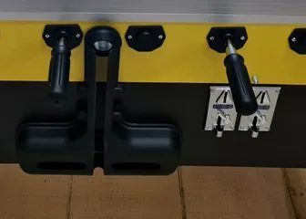 Ön yüzde iki jeton kanalı ve top çıkış haznesi