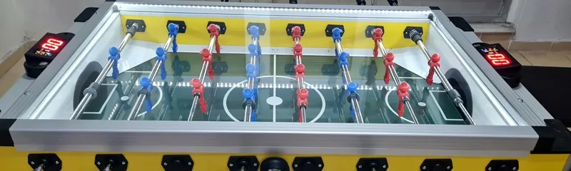 Üstü camlı oyun alanı, LED şerit ve iki uçtaki dijital göstergeler