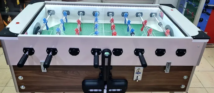 Beyaz üst bant ve ahşap desenli alt gövdeden oluşan ön yüz