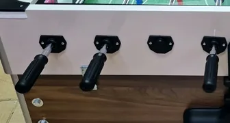 Beyaz ön bant üzerindeki siyah kol tutamakları