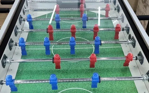 Cam altında kırmızı ve mavi oyuncu figürleri