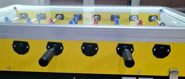Sarı-siyah gövdede kollar ve LED çerçeve