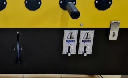 Ön paneldeki iki jeton girişi ve kollar