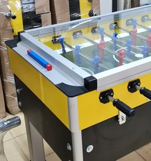 Kontraplak top dönüşümlü langırt masasının köşesi, üst cam kenarı ve sayı boncukları