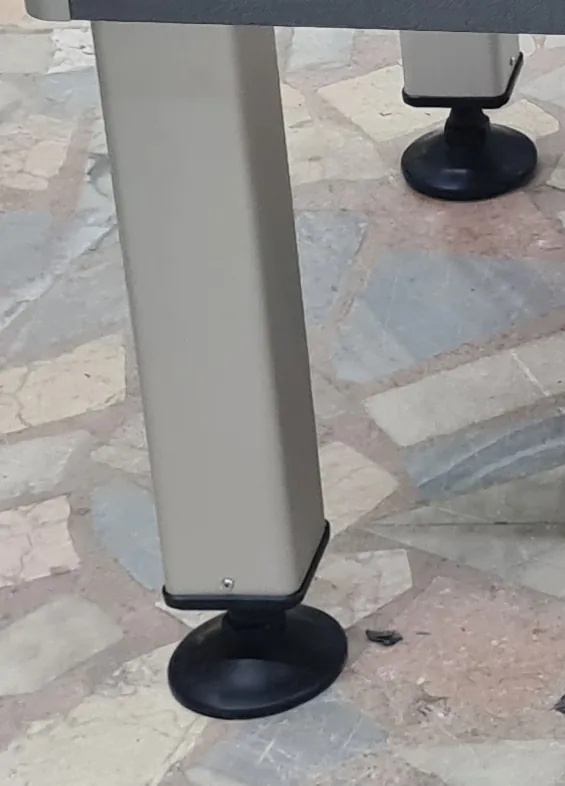 Top dönüşümlü langırt masasının metal ayağı ve ayarlanabilir siyah ayak pabucu