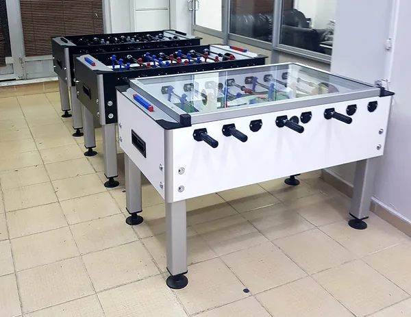 Bir arada duran camlı langırt masaları