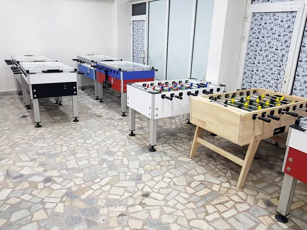 Showroomda farklı gövde ve renklerde langırt masaları
